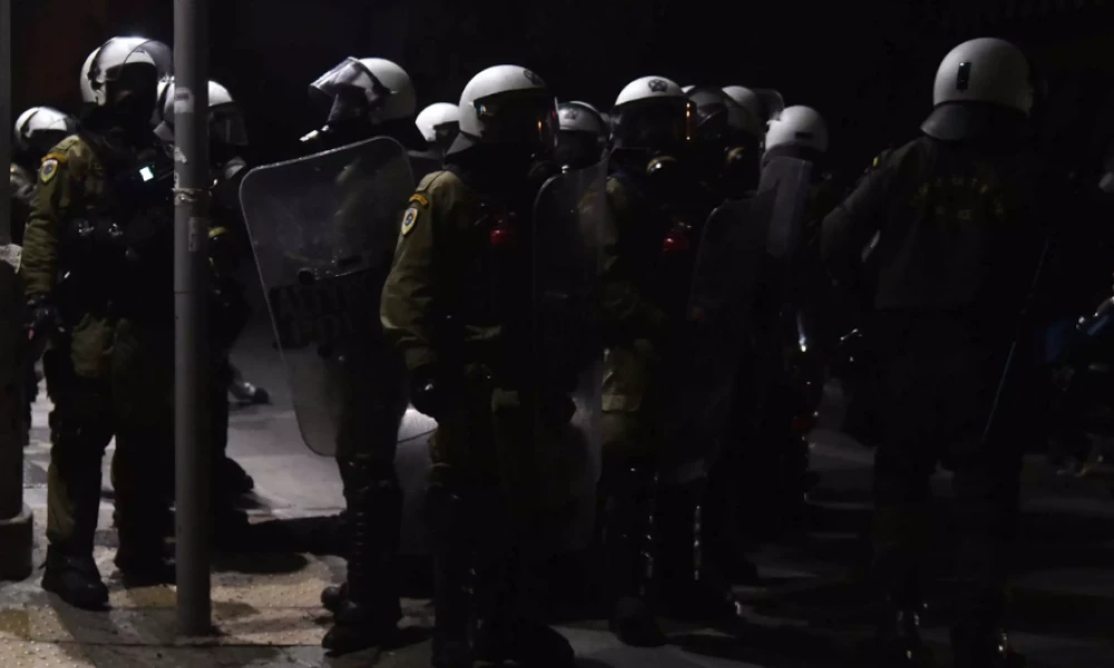 Επίθεση με πέτρες σε διμοιρία των ΜΑΤ στα Εξάρχεια